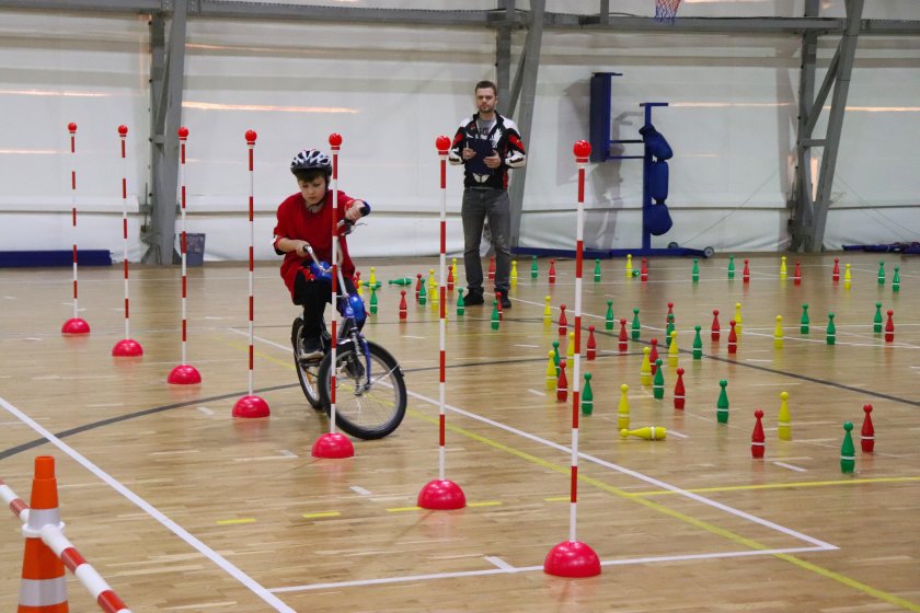 Фигурное вождение велосипеда безопасное колесо