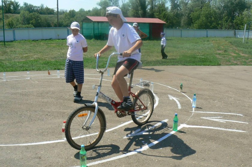 Фигурное вождение велосипеда