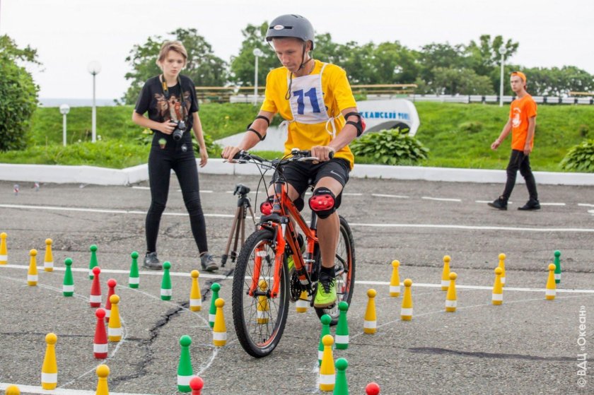 Фигурное вождение велосипеда