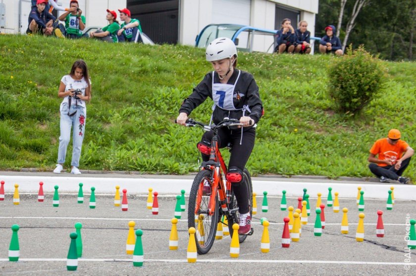 Фигурное вождение велосипеда