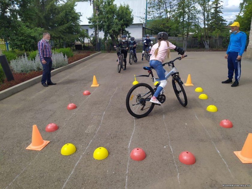 Фигурное вождение велосипеда