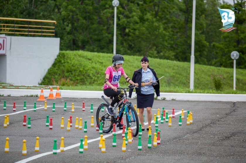 Фигурное вождение велосипеда