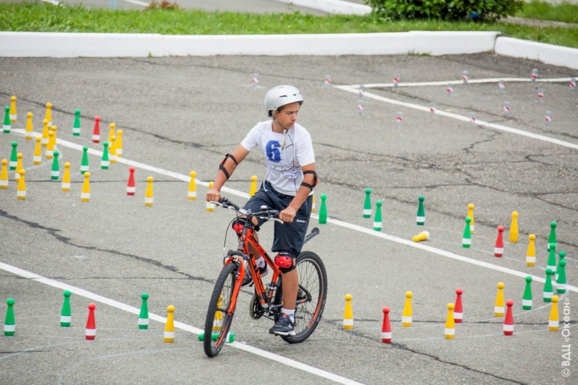 Фигурное вождение велосипеда