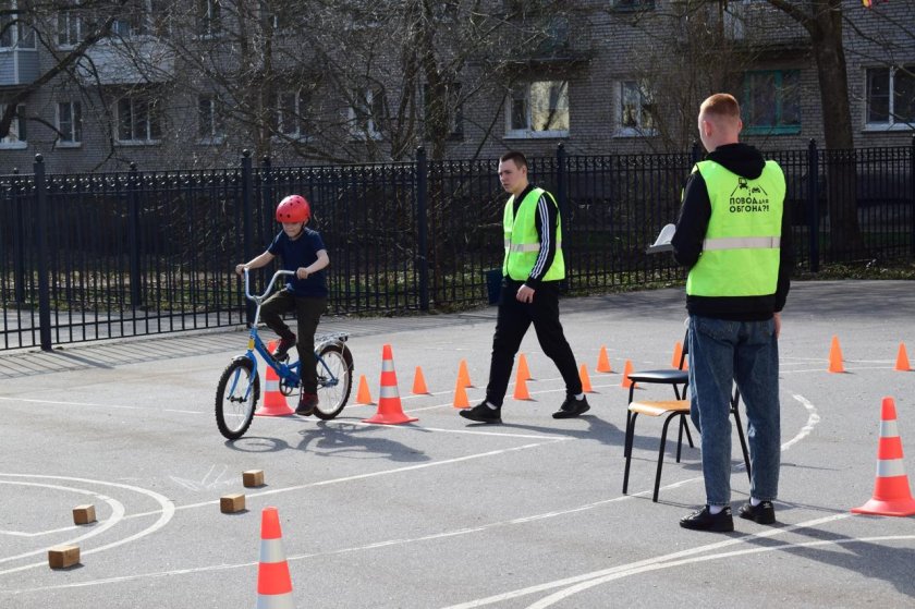 Фигурное вождение велосипеда