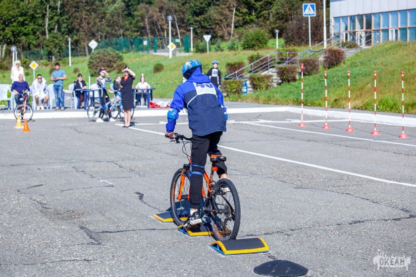 Фигурное вождение велосипеда
