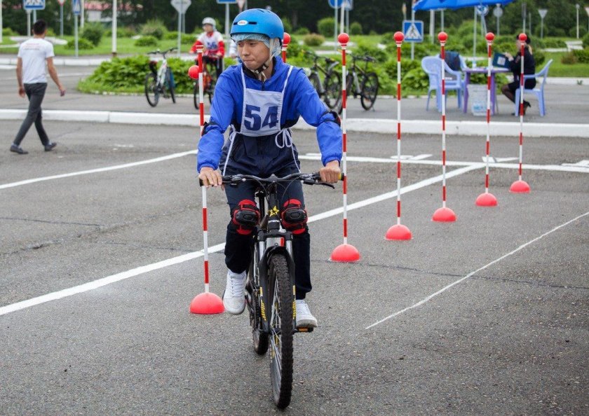 Фигурное вождение велосипеда