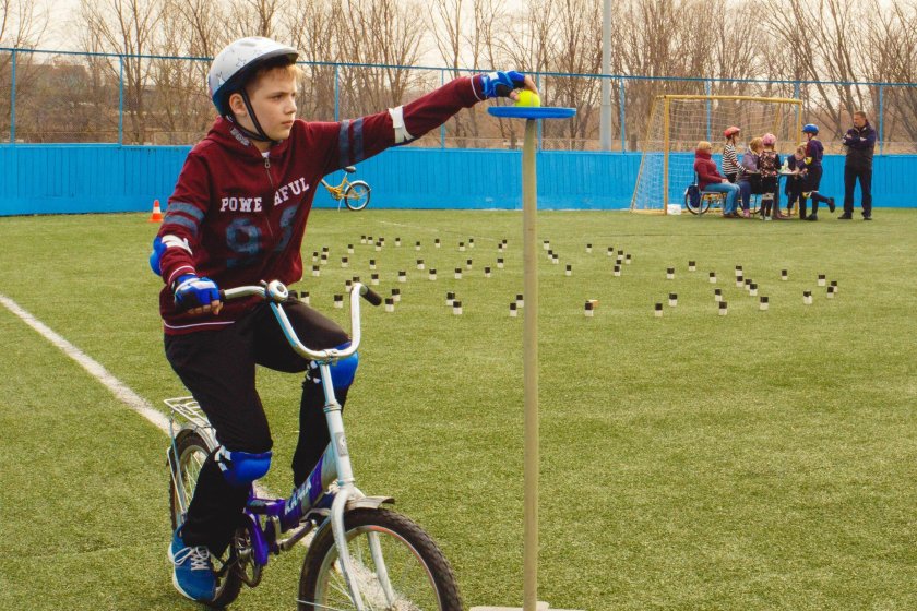 Фигурное вождение велосипеда