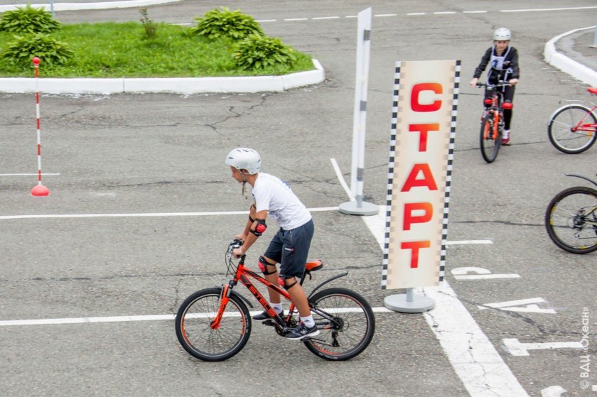 Фигурное вождение велосипеда безопасное колесо