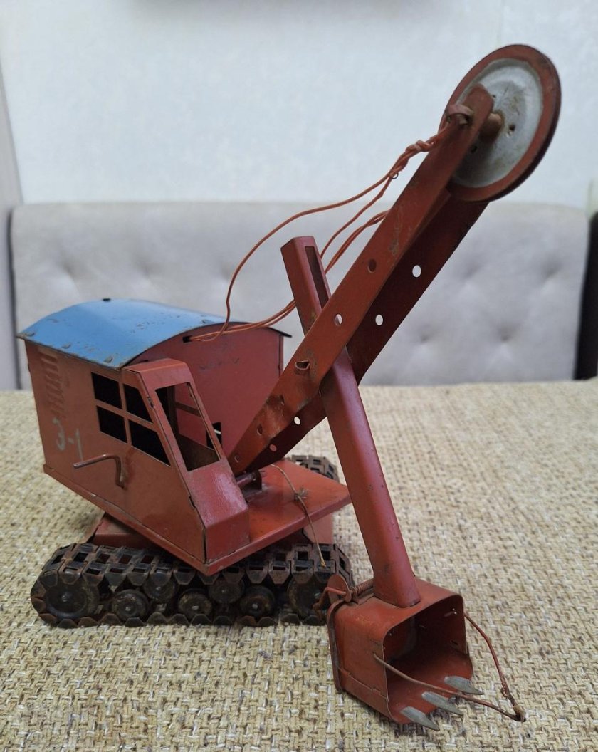 Игрушка экскаватор ссср