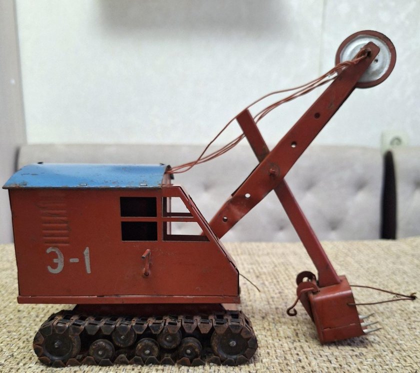 Советская игрушка экскаватор