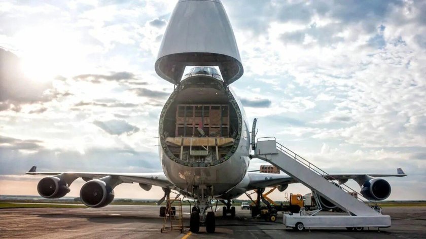 Грузовой самолет карго