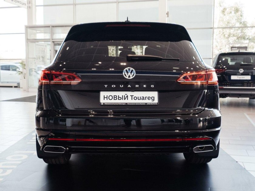 Фольксваген Туарег 2018 черный