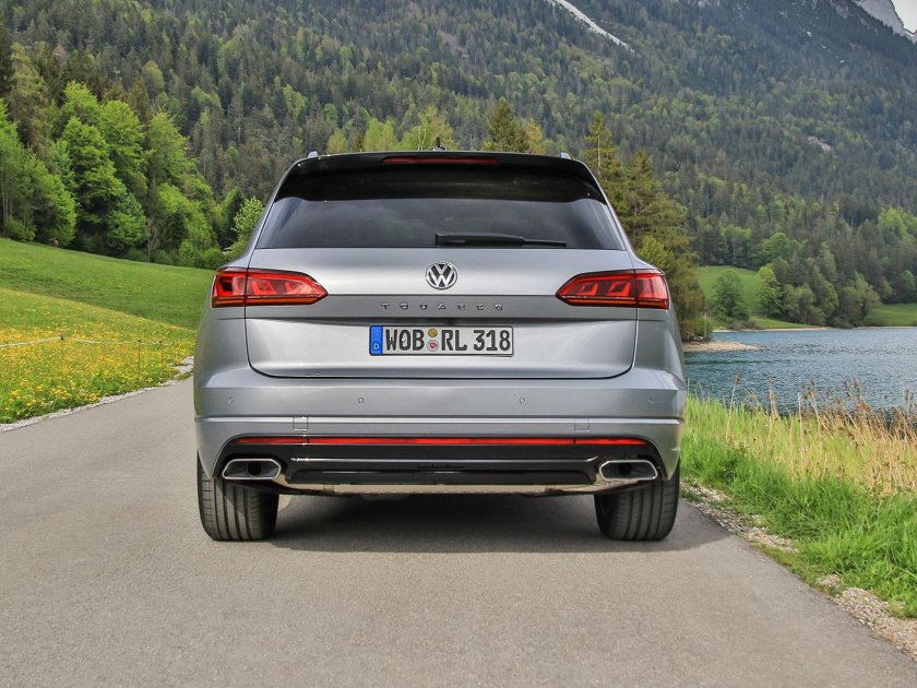 Фольксваген Туарег 2016 сзади