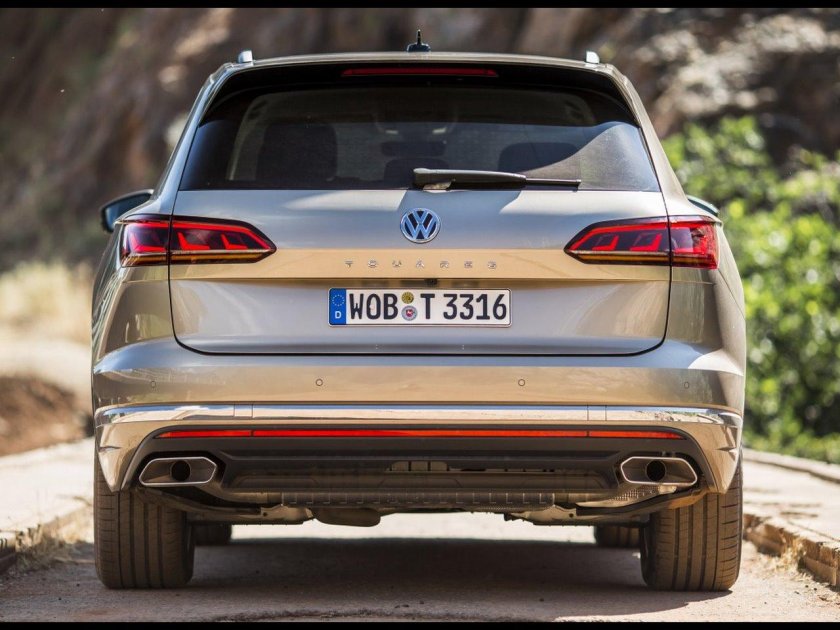 Фольксваген Туарег 2018 сзади