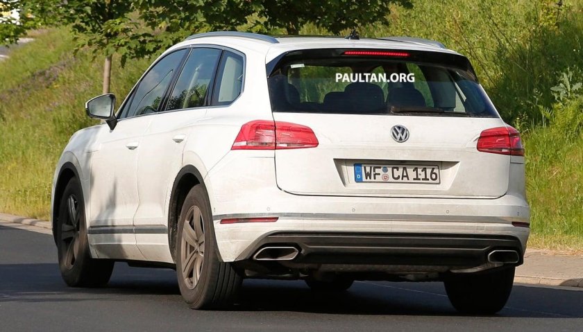 Фольксваген Туарег 2018 сзади