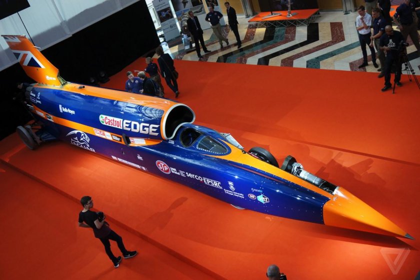 Машина Bloodhound SSC