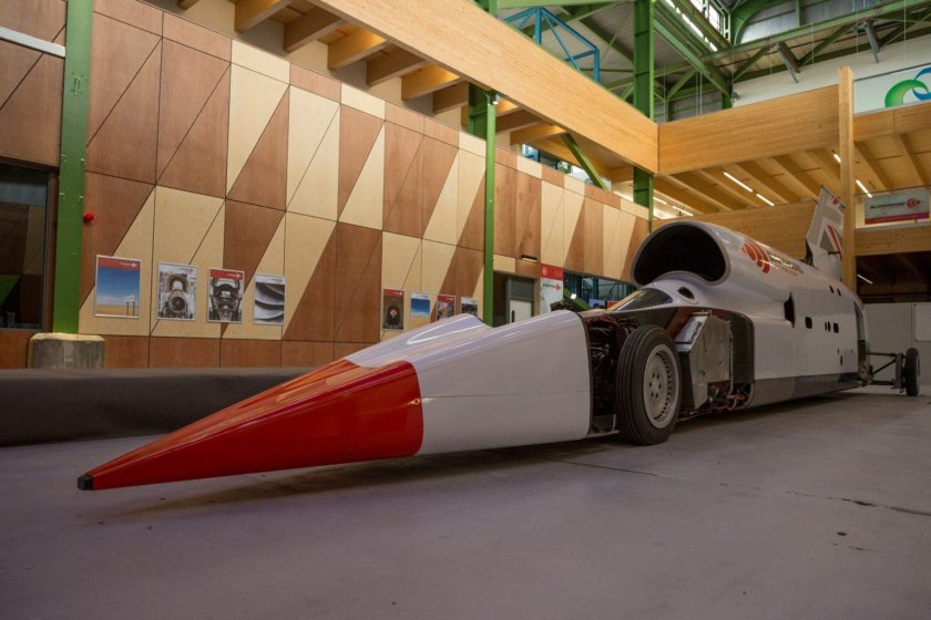 Машина Bloodhound SSC