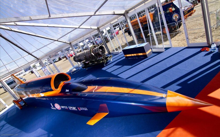 Машина Bloodhound SSC