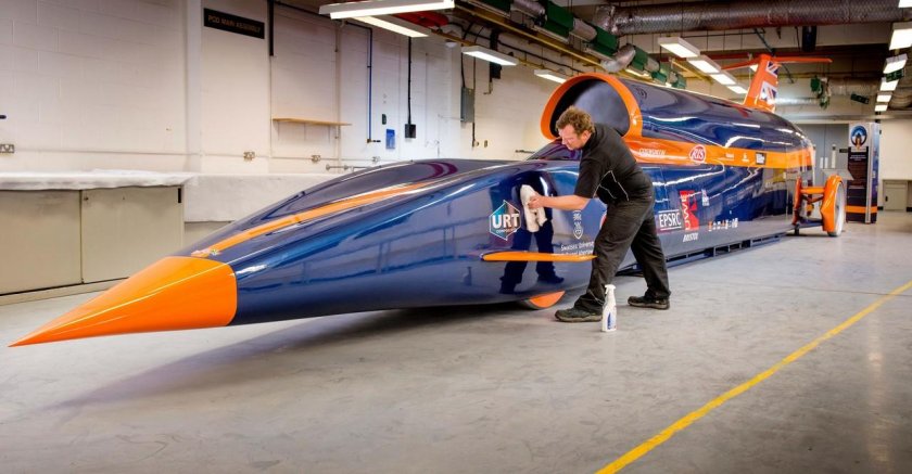 Машина Bloodhound SSC