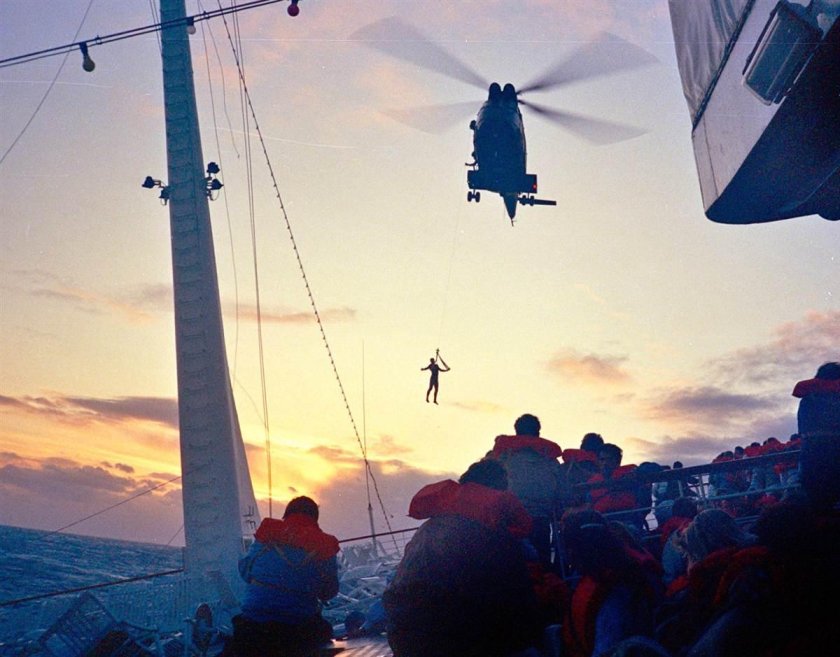 Пассажиры в вертолете