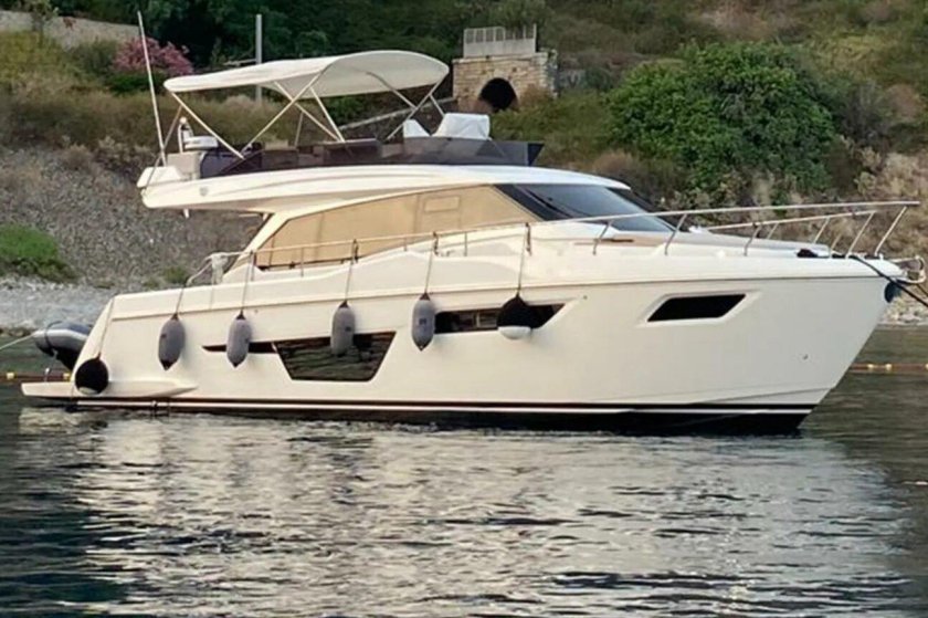 Моторная яхта ferretti