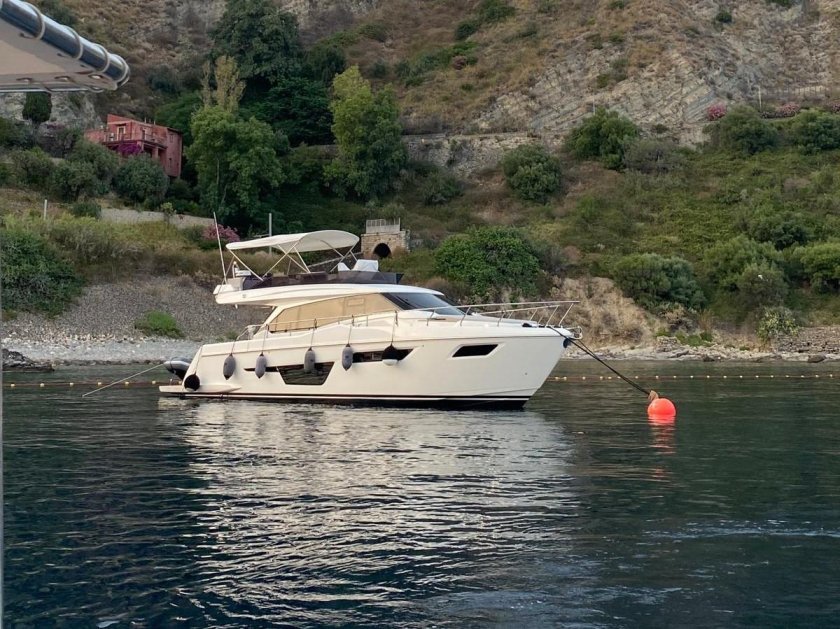 Моторная яхта