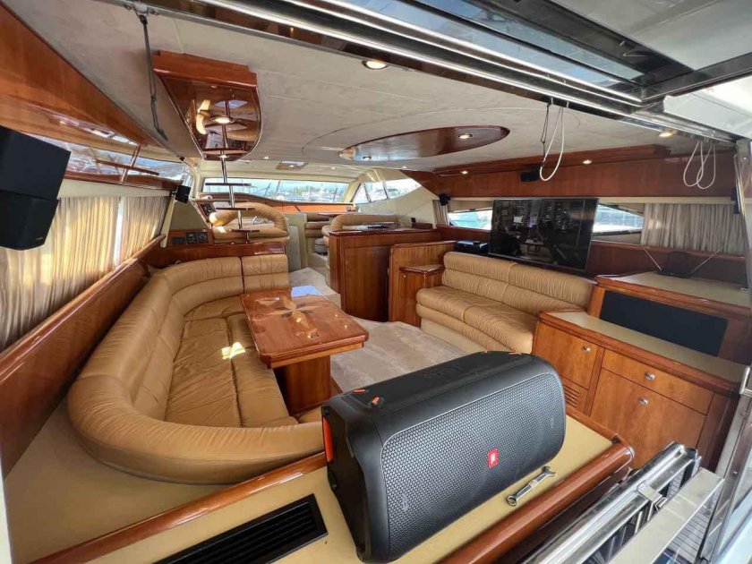 Моторная яхта