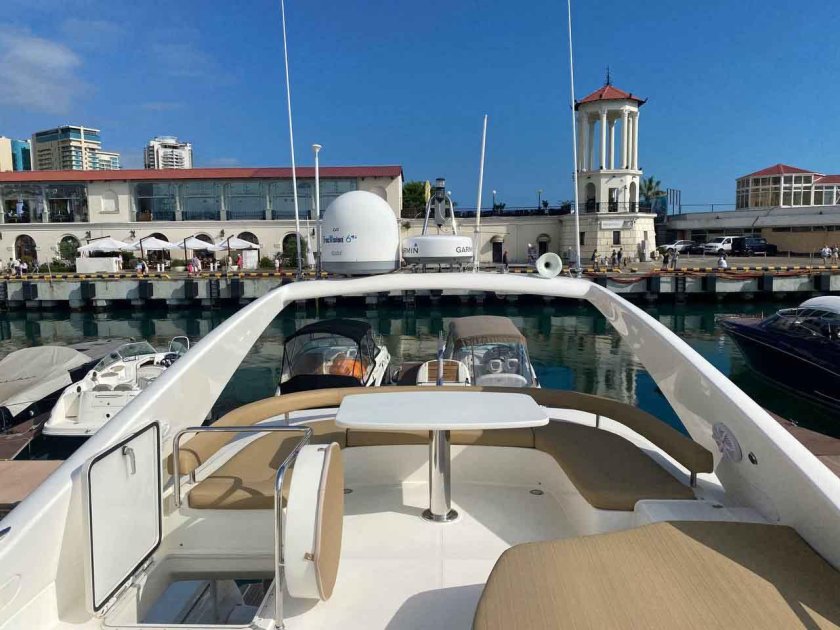 Яхта на воде