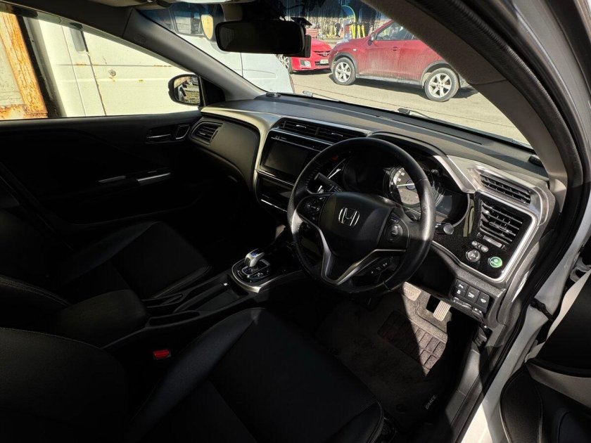 Белая хонда