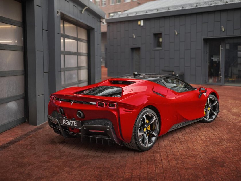 Феррари сф90