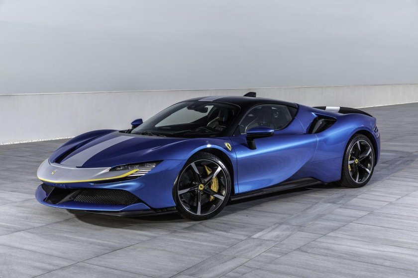 Феррари сф90