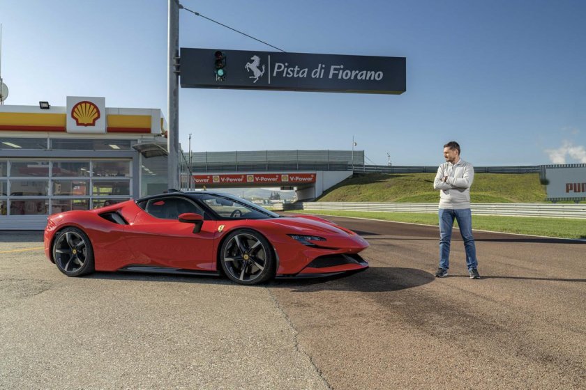 Феррари сф90