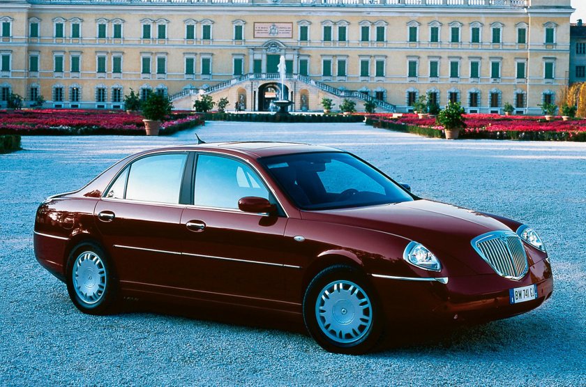Автомобиль Lancia thesis