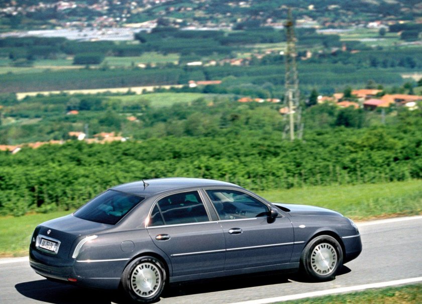 Автомобиль Lancia thesis