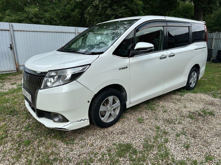 Toyota esquire hybrid 2017