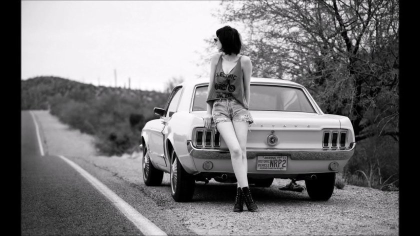 Девушка в машине