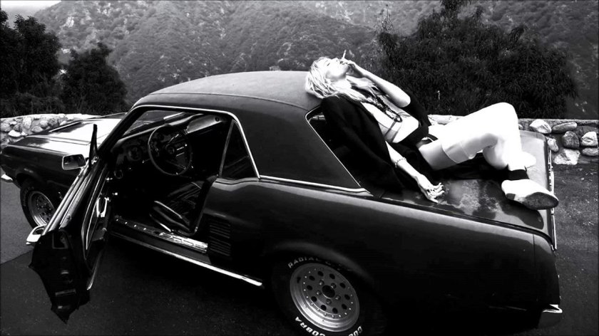 Девушка с машиной