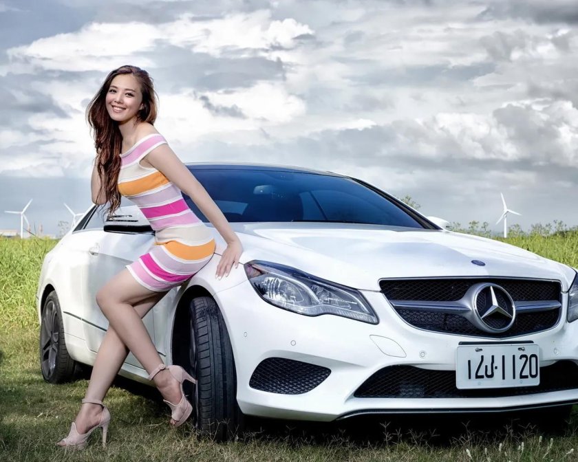 Девушка на мерседесе