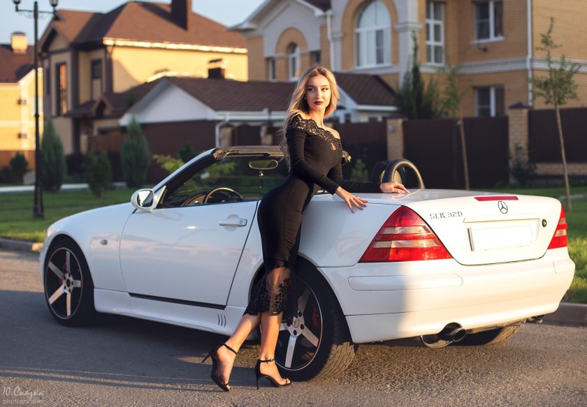 Девушка в дорогом авто