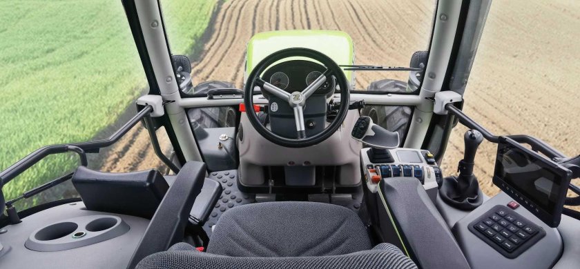 Трактор салон
