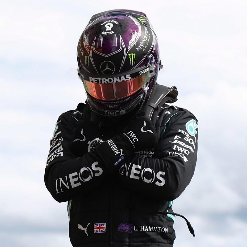 Льюис Хэмилтон в шлеме