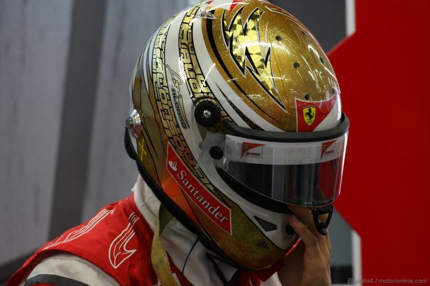 Фернандо Алонсо в шлеме