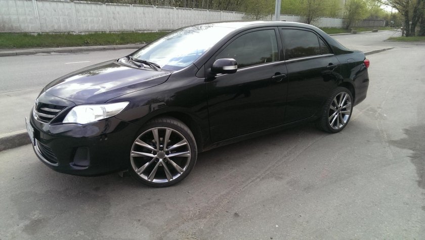 Тойота Королла 2012 черная на 17 дисках