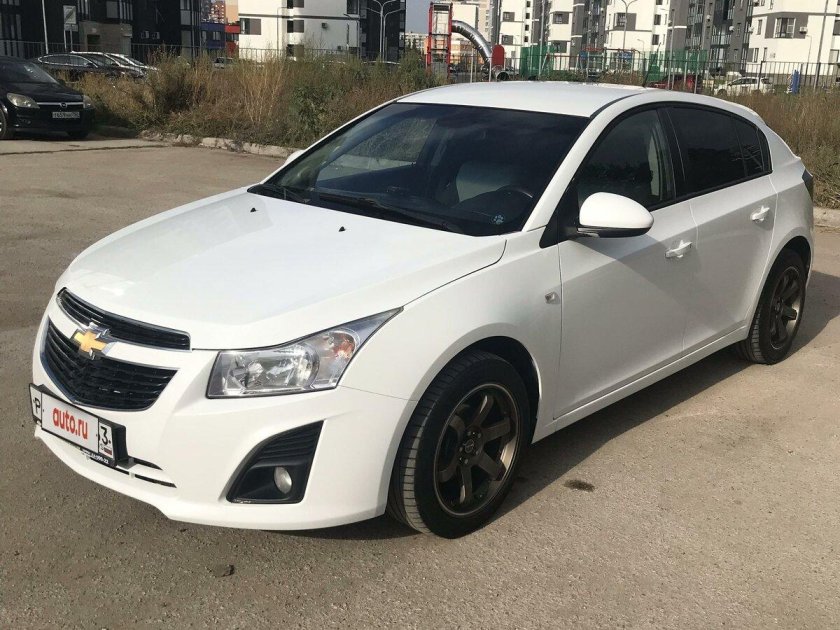 Шевроле круз хэтчбек белый