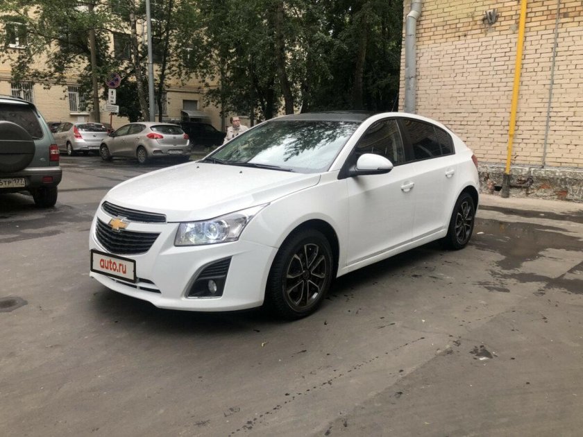 Шевроле Круз хэтчбек 2012 белый
