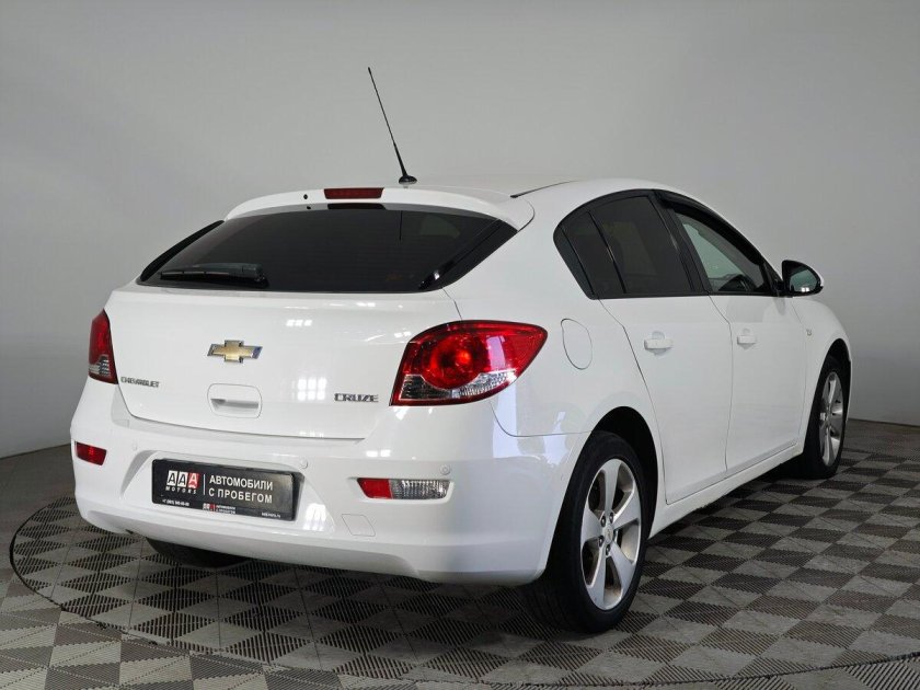 Белый шевроле круз