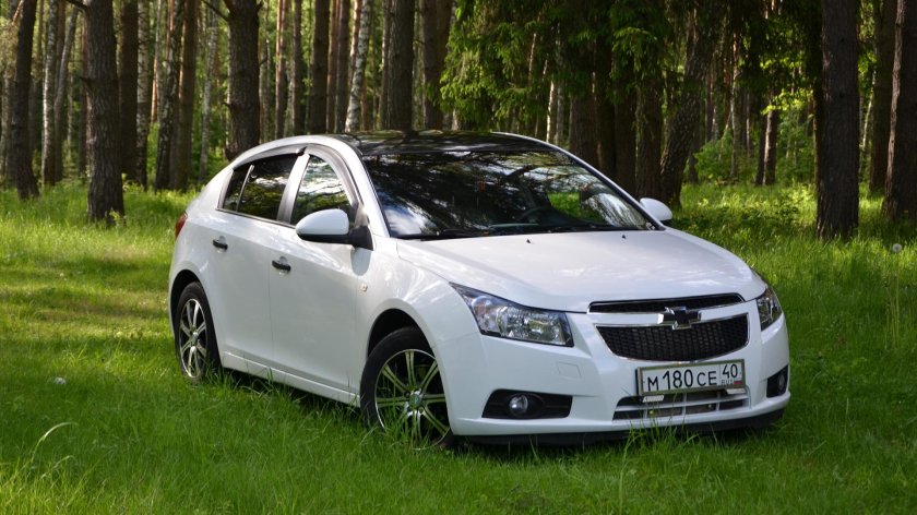 Шевроле Круз хэтчбек 2012 белый черная крыша