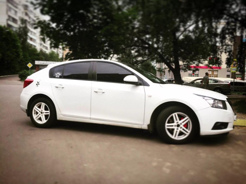 Шевроле Круз хэтчбек белый