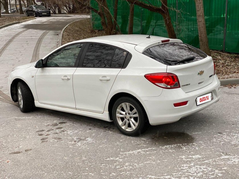 Белый шевроле круз