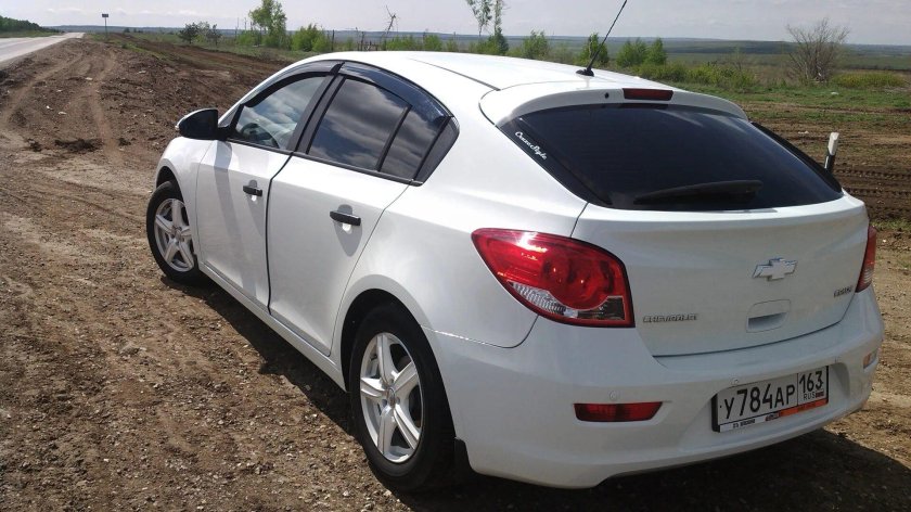 Шевроле Круз хэтчбек 2012 белый